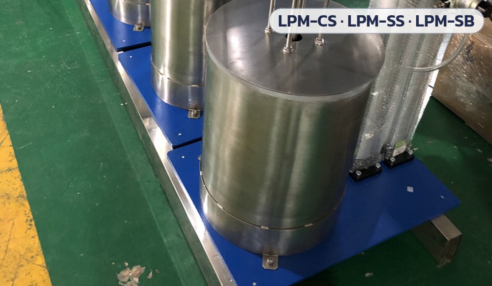เครื่องกวนลมยกขึ้น-ลง 30–150 ลิตร LPM-CS / LPM-SS / LPM-SB – ภาพถ่ายถังสแตนเลสวางบนฐานสีน้ำเงิน เห็นฝาถังและเพลากวน