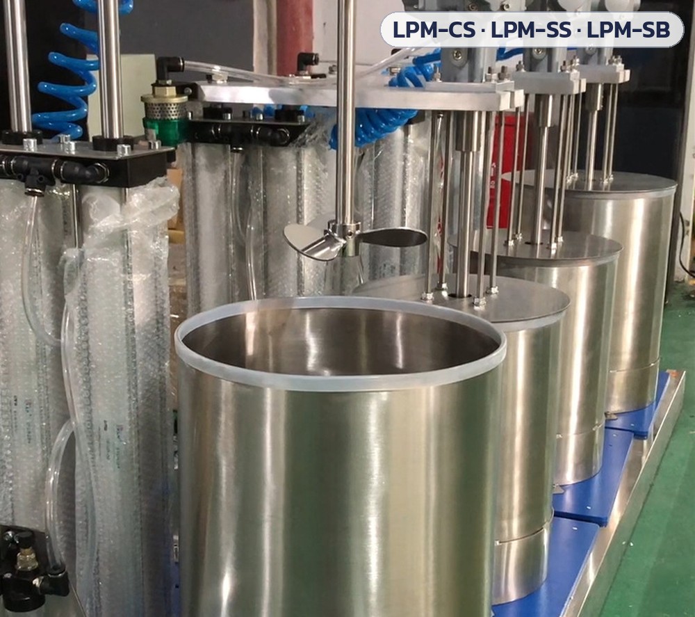 เครื่องกวนลมยกขึ้น-ลง 30–150 ลิตร LPM-CS / LPM-SS / LPM-SB – ภาพถ่ายถังสแตนเลสเปิดฝา เห็นใบกวนและเสากระบอกลม