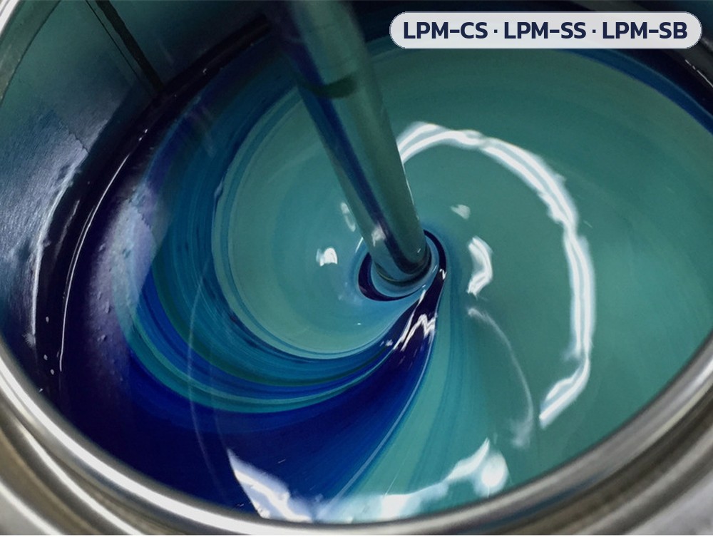 เครื่องกวนลมยกขึ้น-ลง 30–150 ลิตร LPM-CS / LPM-SS / LPM-SB – ภาพถ่ายขณะกวนผสมของเหลวสีฟ้า เกิดการไหลวนในถัง