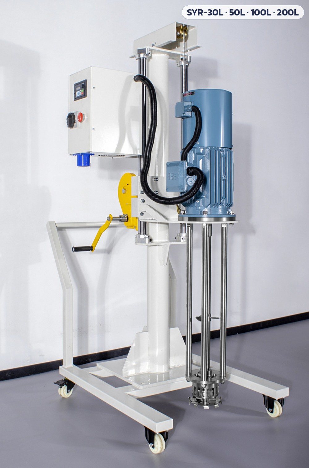 เครื่องอิมัลซิไฟเออร์ยกขึ้นลงมือหมุน SYR-30L / 50L / 100L / 200L – ภาพถ่ายเครื่องมุมเฉียง: ตู้ควบคุมอินเวอร์เตอร์ มอเตอร์ขับ กว้านมือหมุน เสาและรางนำ ฐานมีล้อ