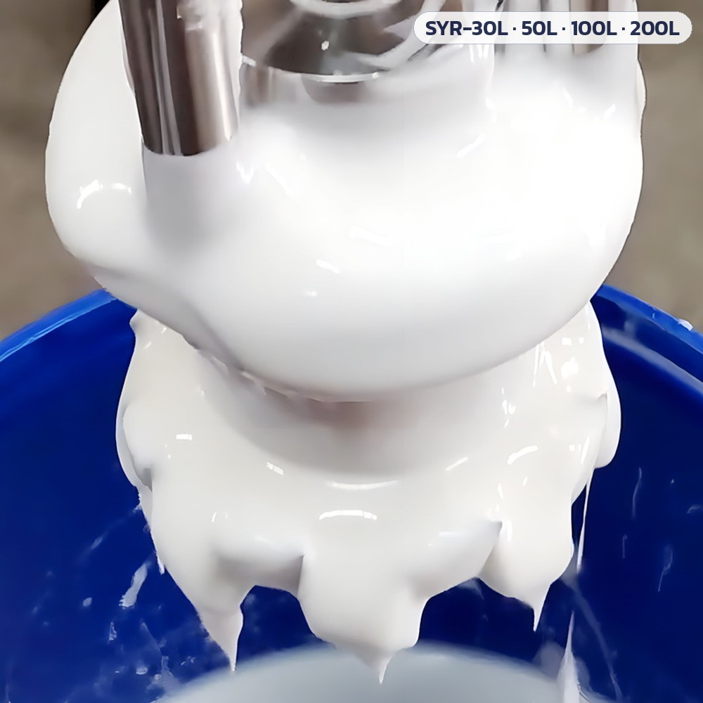 เครื่องอิมัลซิไฟเออร์ยกขึ้นลงมือหมุน SYR-30L / 50L / 100L / 200L – ภาพถ่ายการผสม: ก้านผสมและหัวอิมัลชันในถังที่มีเนื้อครีมสีขาวข้นเนียน