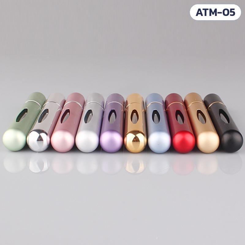 ขวดสเปรย์น้ำหอมพกพา 5 มล. ตัวอะลูมิเนียม ไส้แก้ว 10 สี ATM – ขวดสเปรย์ 10 สี วางนอนเรียงแถว มองเห็นช่องมองระดับน้ำรูปเมล็ดอัลมอนด์ วงแหวนรอยต่อ และก้นขวดทรงมน