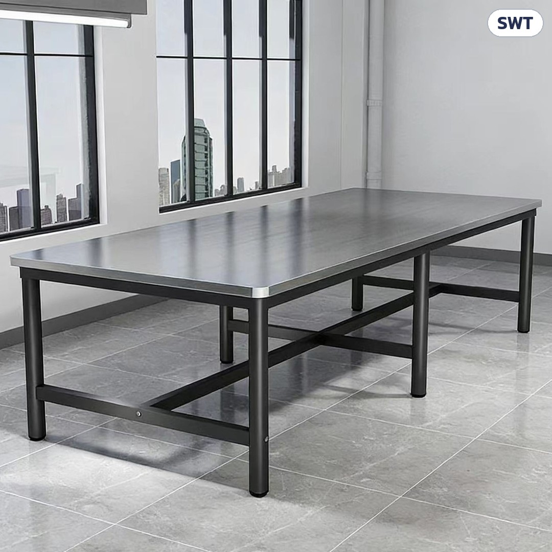 โต๊ะท็อปสแตนเลส SWT โครงสีขาว/ดำ ชั้นเดียว / 2 ชั้น – ภาพโต๊ะทำงานท็อปสแตนเลส โครงเหล็กพ่นสีดำ แบบชั้นเดียว ท็อปสแตนเลสผิวลายขัดเสี้ยน ขอบมุมมน วางในห้องทำงาน